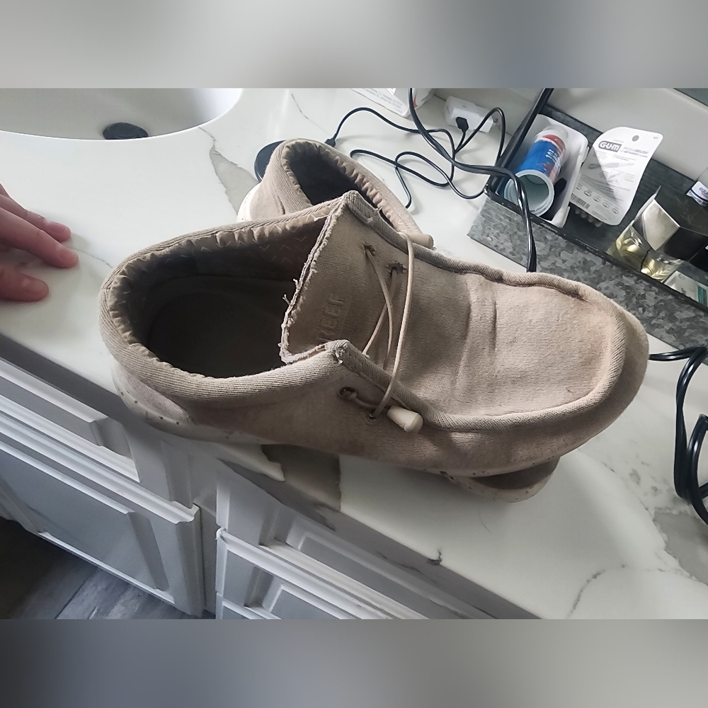 Mens Size 11 REEF Beach Sandals / Slip Ons Tan Color